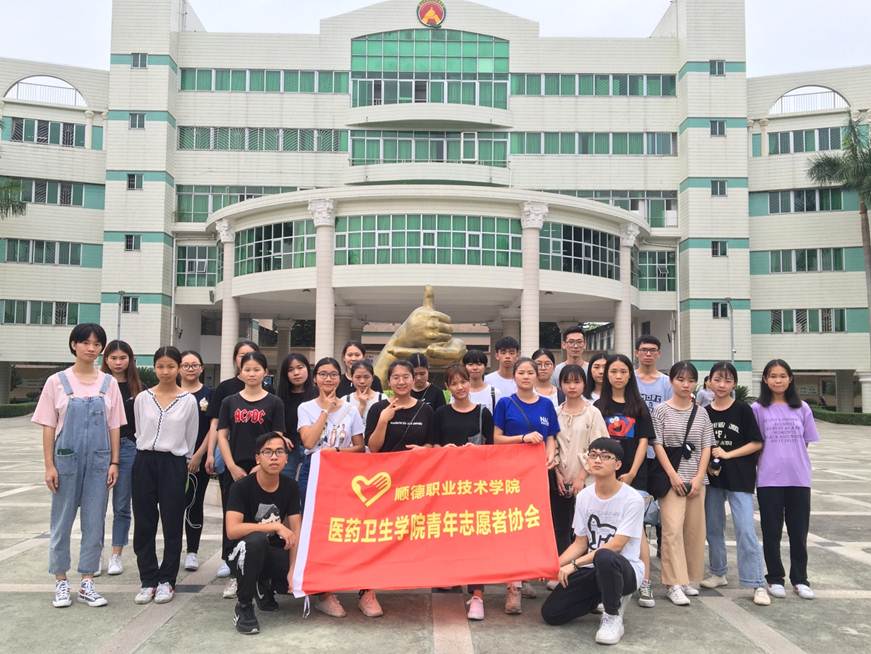 说明: D:\2019年新闻\5.22 团委赴启智学校志愿活动\合影.jpg