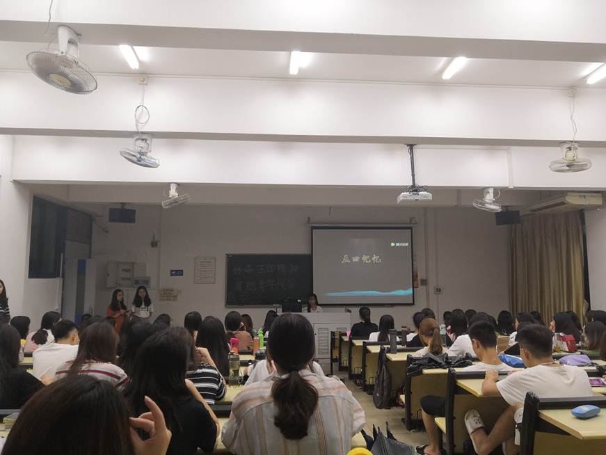 说明: D:\2019年新闻\6月10日 商学院学生党支部举办“传承五四精神，展现青年风采”主题班会\观看视频.jpg