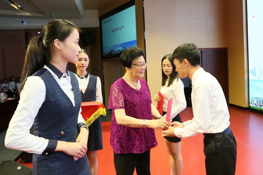 说明: D:\2019年新闻\6月12日 李佘少鸿奖学金颁奖典礼\新建文件夹\9R4A0654.JPG