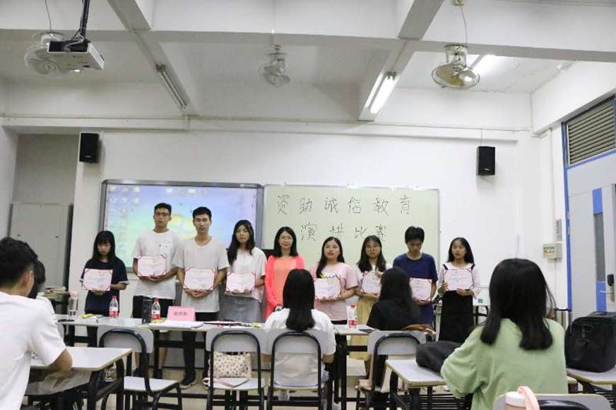 说明: D:\2019年新闻\2019.6.18+外语外贸学院成功举办资助诚信教育演讲比赛\颁发奖状.jpg