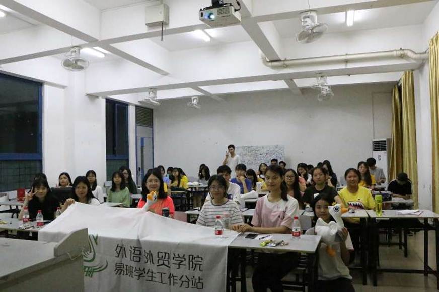 说明: D:\2019年新闻\2019.6.18+外语外贸学院成功举办资助诚信教育演讲比赛\活动合影.jpg