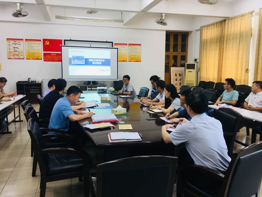 说明: D:\2019年新闻\能源与汽车工程学院举办校园网络与信息安全意识培训\麦锡松老师培训中.jpg