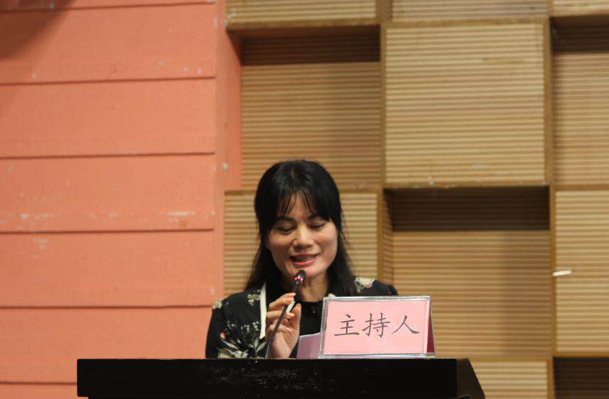 说明: D:\2019年新闻\2019届校友联络员新闻稿\图片\傅银燕副秘书长宣读聘任文件.jpg