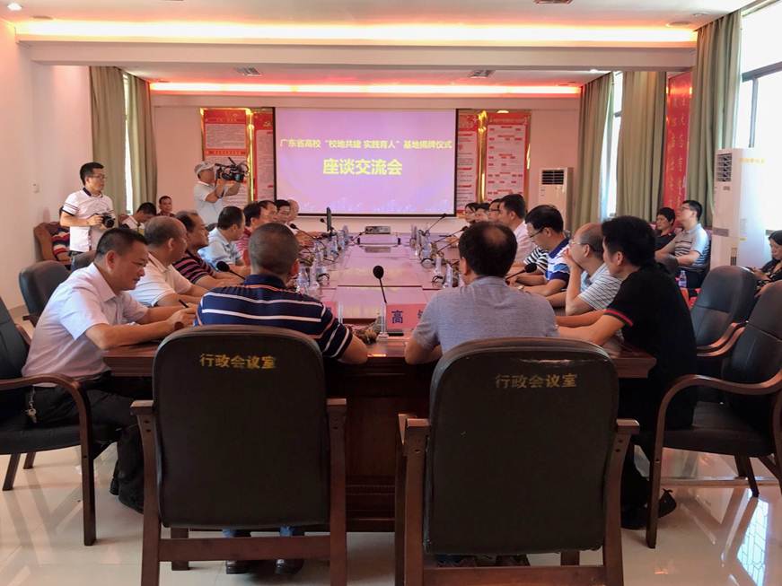 说明: D:\2019年新闻\（7.8）共建实践育人基地 助力精准扶贫工作——顺德职业技术学院赴雷州开展精准扶贫慰问活动（新闻稿）\顺德职业技术学院——雷州市职业高级中学座谈会.jpg