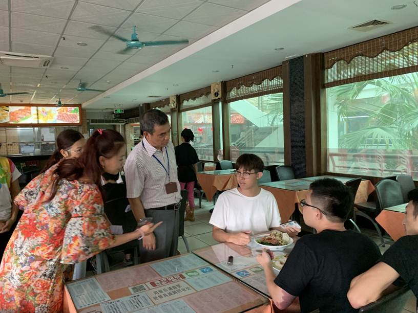 说明: D:\2019年新闻\190902 全面细致检查 确保食品安全----学校膳食委员会开展秋季食品安全检查新闻\新闻照\5与学生交流.jpg