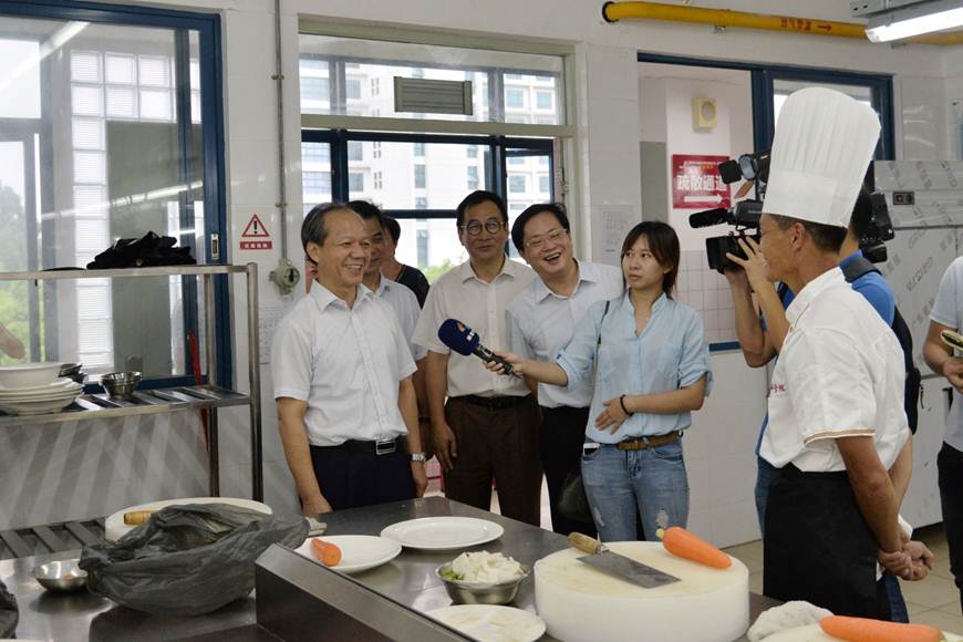 说明: D:\2019年新闻\9月2日 郭文海书记来校慰问师生\选\DSC_9834.JPG