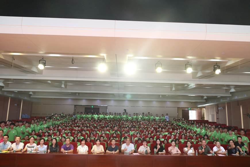 说明: D:\2019年新闻\医药卫生学院顺利举办2019级新生专业教育暨开学典礼\活动现场.JPG