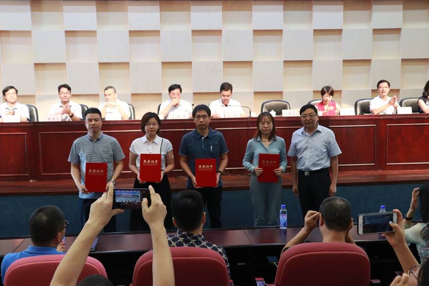 说明: D:\2019年新闻\2019-9-10“教师节表彰大会”\IMG_3033.JPG