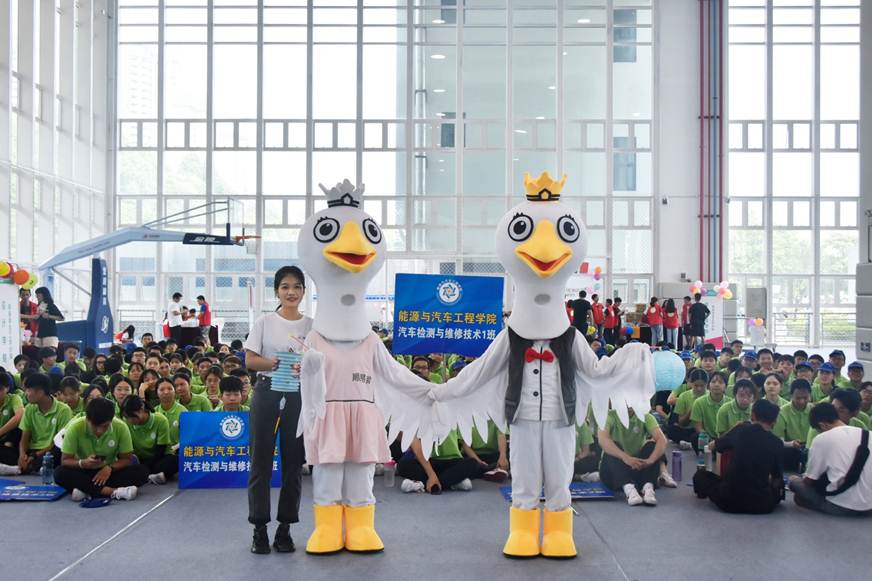 说明: D:\2019年新闻\2019年9月13日易班中秋游园\游园现场2.jpg