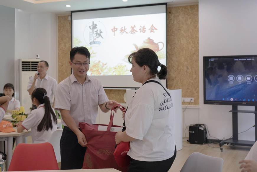 说明: D:\2019年新闻\taptap举行中秋节少数民族、家庭经济困难学生座谈会\2.jpg