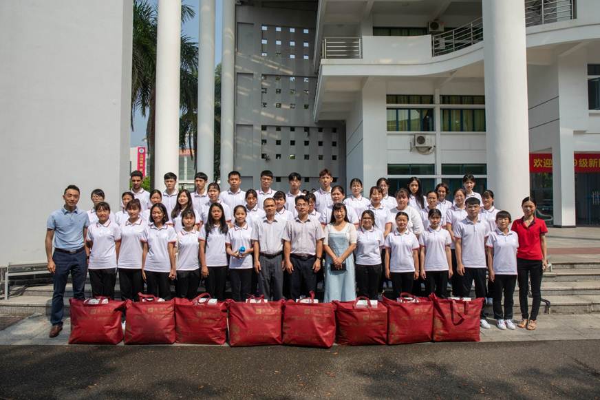 说明: D:\2019年新闻\taptap举行中秋节少数民族、家庭经济困难学生座谈会\4.jpg
