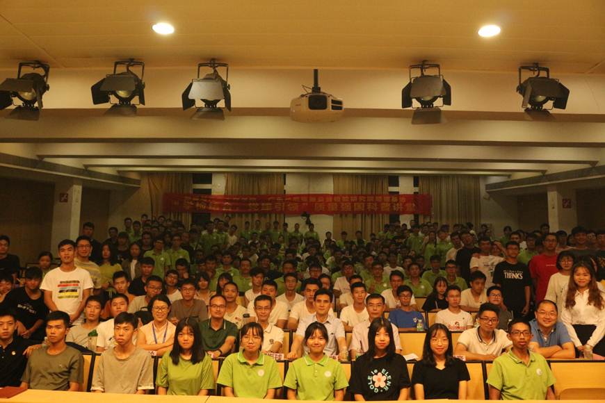 说明: D:\2019年新闻\9月17日《工作和生活上的安全》讲座新闻稿\《工作和生活上的安全》讲座新闻稿\合照.JPG