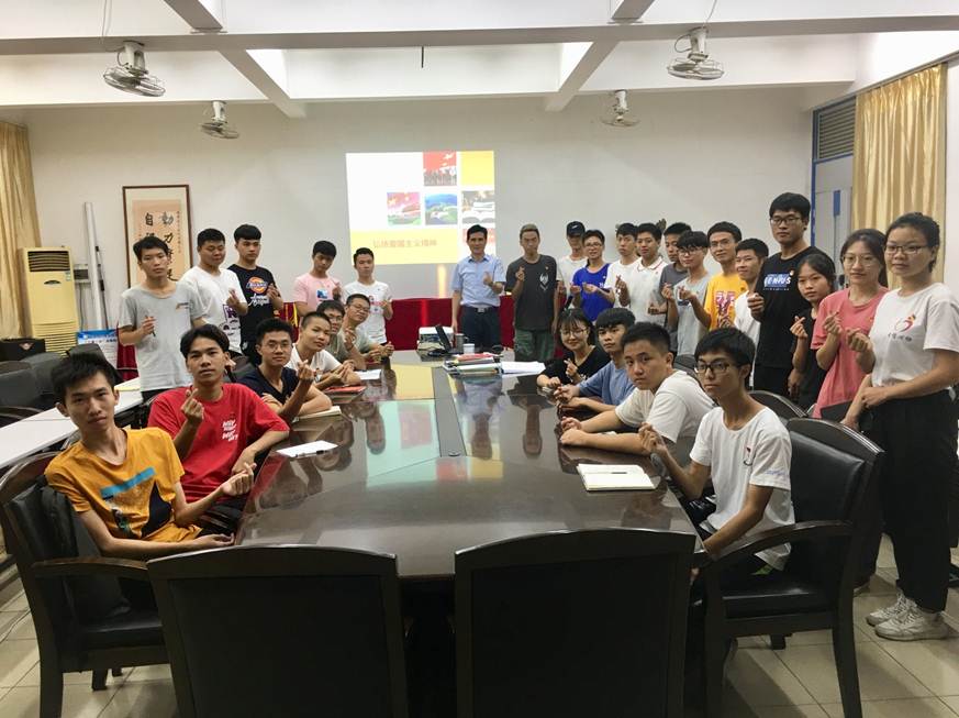 说明: D:\2019年新闻\9月25日能源与汽车工程学院开展书记、院长上思想政治理论课活动\合照.jpg