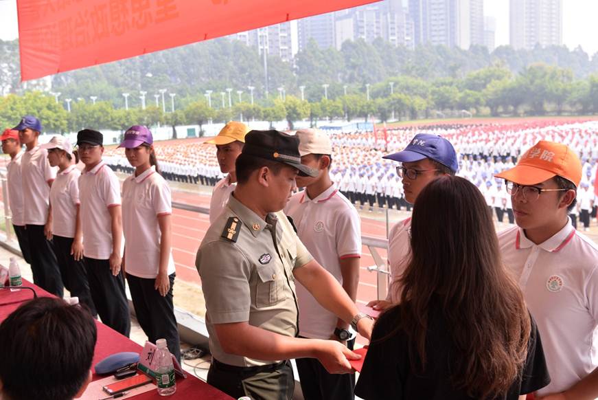 说明: D:\2019年新闻\9月27日 军训总结大会暨新生第一课\选\DSC_0906.JPG