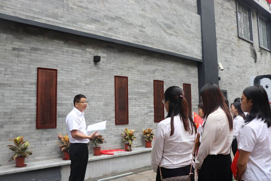 说明: D:\2019年新闻\顺大公司直属党支部党日活动新闻稿\红旗下讲话.JPG