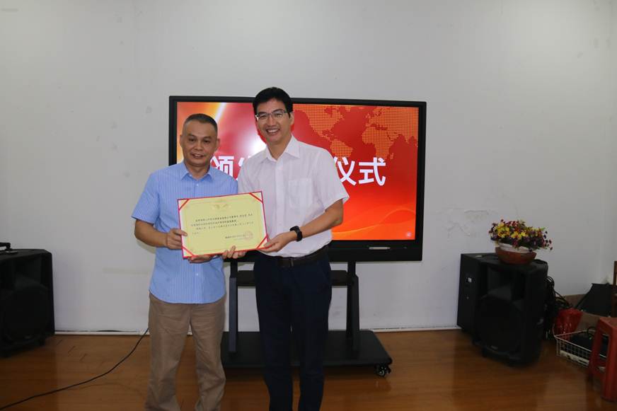 说明: D:\2019年新闻\2019.10.14+外语外贸学院党政班子下企业开展“不忘初心、牢记使命”专题调研\颁发聘书.jpg