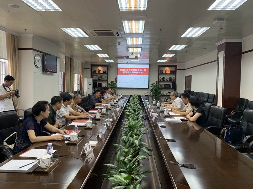 说明: D:\2019年新闻\191015 工会 taptap关工委成员赴深圳职业技术学院学习交流\1、交流.jpg