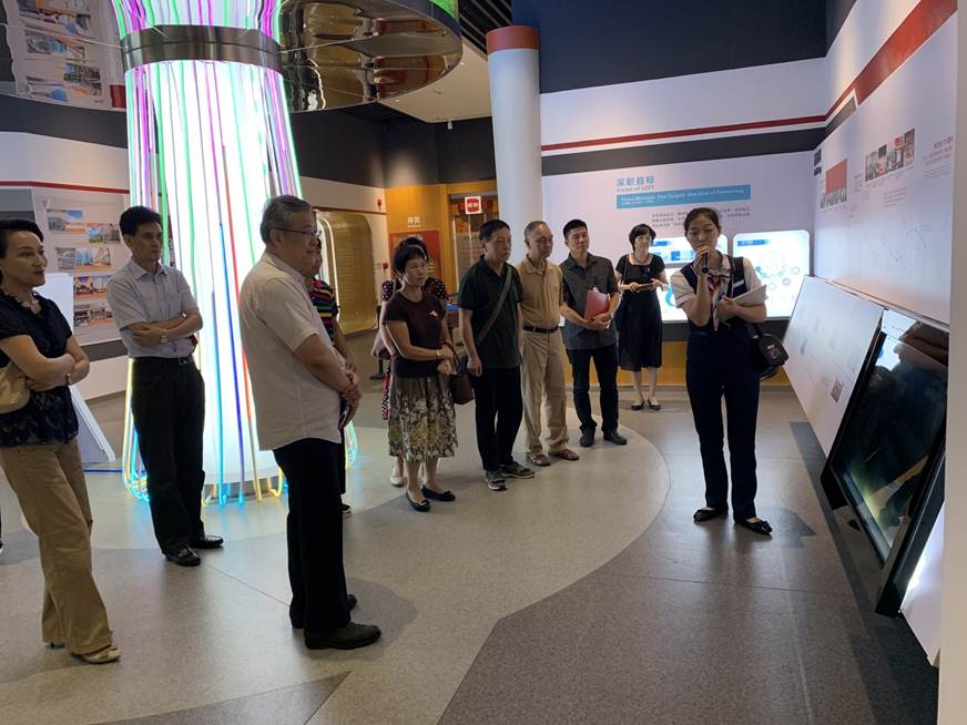 说明: D:\2019年新闻\191015 工会 taptap关工委成员赴深圳职业技术学院学习交流\3、参观展览.jpg