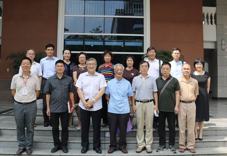 说明: D:\2019年新闻\191015 工会 taptap关工委成员赴深圳职业技术学院学习交流\5、合影留念.jpg
