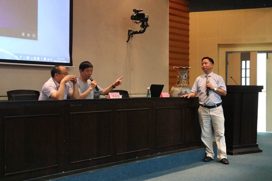 说明: D:\2019年新闻\2019.10.12简报\理论教学现场解答环节 于院长（左）、罗教授（中）、王主任（右）.JPG