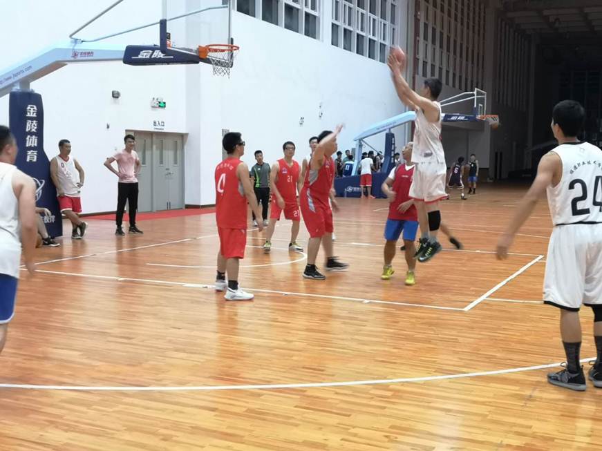 说明: D:\2019年新闻\191018 工会 taptap工会成功举办“顺德职院与顺德图书馆篮球友谊赛”\6、比赛现场.jpg