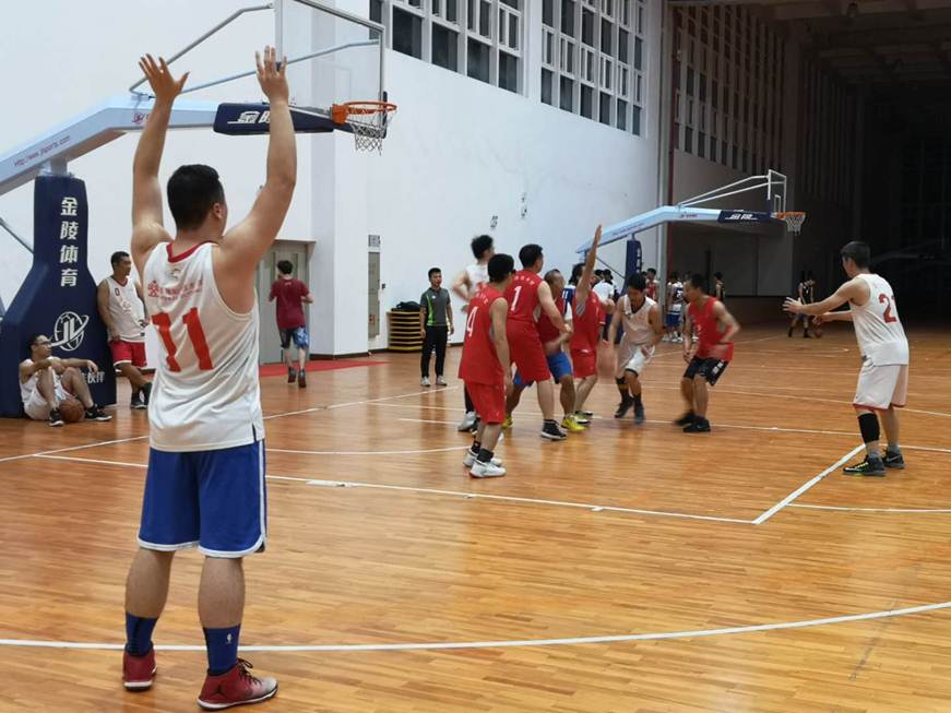 说明: D:\2019年新闻\191018 工会 taptap工会成功举办“顺德职院与顺德图书馆篮球友谊赛”\4、比赛现场.jpg