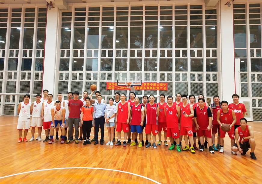 说明: D:\2019年新闻\191018 工会 taptap工会成功举办“顺德职院与顺德图书馆篮球友谊赛”\1、合影.jpg