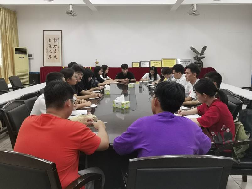 说明: D:\2019年新闻\10.8能源与汽车工程学院党总支关于开展“不忘初心、牢记使命”主题教育之学生专题座谈会\能源与汽车工程学院党总支关于开展“不忘初心、牢记使命”主题教育之学生专题座谈会\座谈会现场.jpg