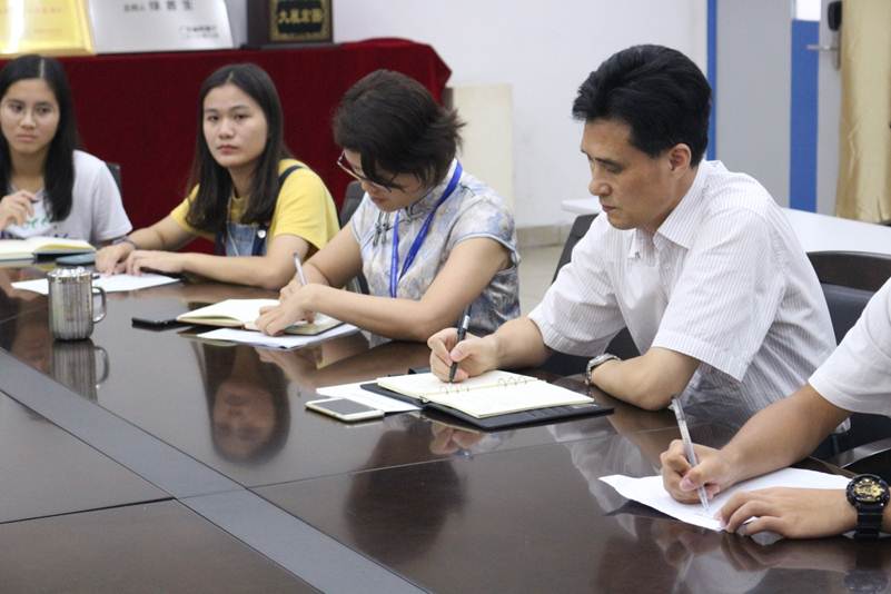 说明: D:\2019年新闻\10.8能源与汽车工程学院党总支关于开展“不忘初心、牢记使命”主题教育之学生专题座谈会\能源与汽车工程学院党总支关于开展“不忘初心、牢记使命”主题教育之学生专题座谈会\认真做好笔记.JPG