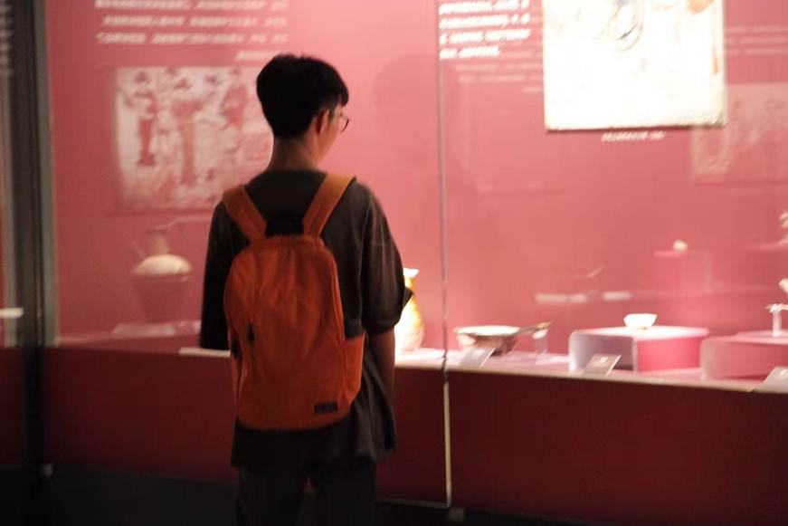 说明: D:\2019年新闻\10.20医药卫生学院19康复治疗技术1班开展不忘初心牢记使命主题教育学习活动\同学们认真学习顺德文物.jpg