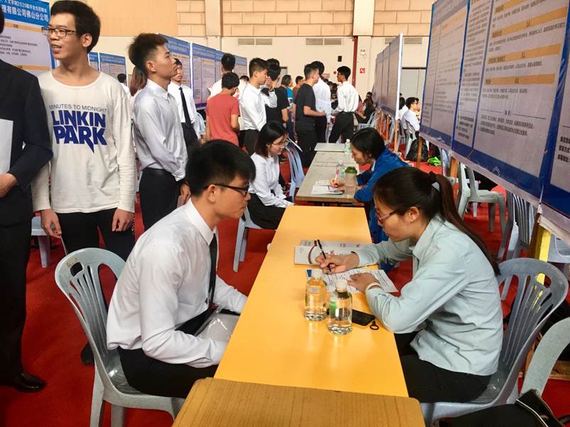 说明: D:\2019年新闻\能源与汽车工程学院与人文学院联合举办2020届毕业生校园招聘会\能源与汽车工程学院与人文学院联合举办2020届毕业生校园招聘会\双方洽谈中.JPG