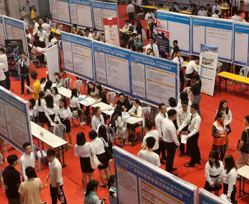 说明: D:\2019年新闻\能源与汽车工程学院与人文学院联合举办2020届毕业生校园招聘会\能源与汽车工程学院与人文学院联合举办2020届毕业生校园招聘会\招聘会现场.jpg