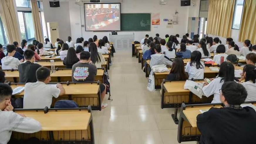 说明: D:\2019年新闻\酒店与旅游管理学院贯彻学习十九届四中全会精神\班主任进行十九届四中全会精神宣讲.jpg