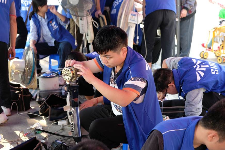 说明: D:\2019年新闻\智能制造学院开展“不忘初心、牢记使命”主题教育党员志愿服务活动\专注维修.jpg