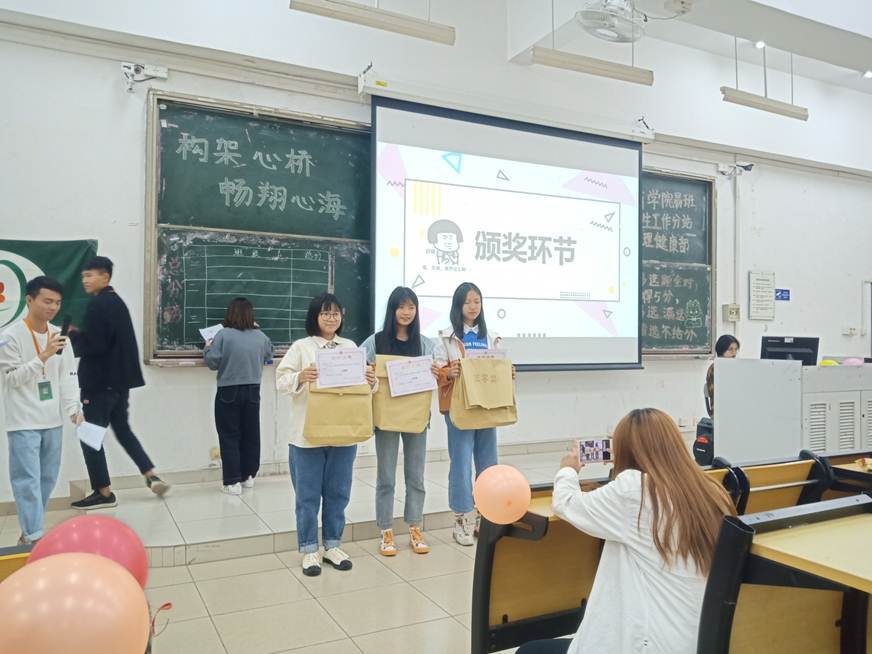 说明: D:\2019年新闻\11月20日商学院易班学生工作分站心理健康知识竞赛新闻稿\3颁奖.jpeg