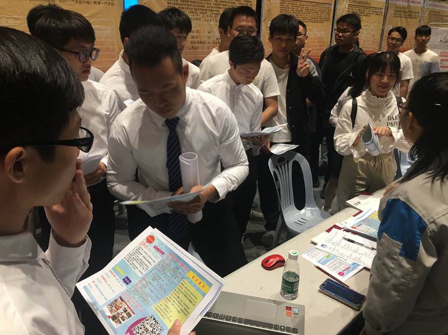 说明: D:\2019年新闻\智能制造学院招聘会新闻报道\应聘特写2.jpg